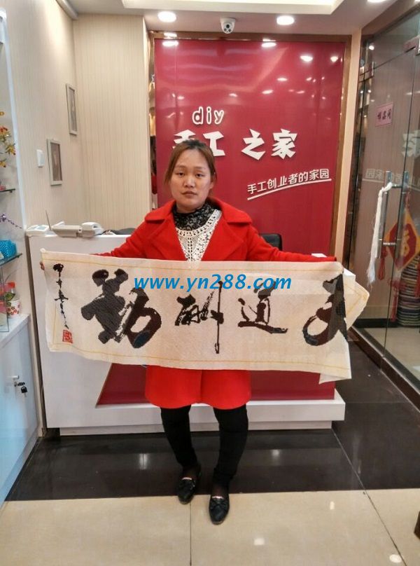 邯鄲魏縣胡女士試做珠繡成功，公司當(dāng)場支付加工費(fèi)(圖1)
