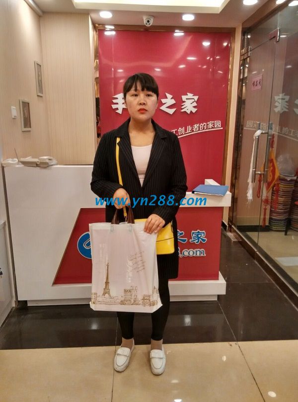 山西長治手工愛好者張女士不遠千里來手工活之家總部考察拿材料 山西長治手工愛好者張女士不遠千里來手工活之家總部考察拿材料(圖1)