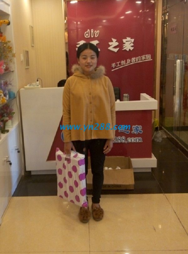 邯鄲廣平煙女士來手工活之家總部考察，找到加工費(fèi)高的手工活(圖1)
