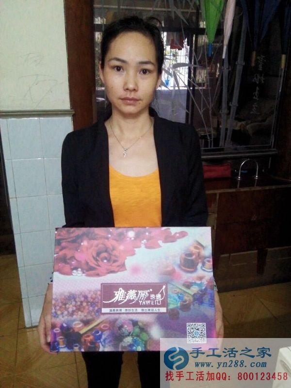 可兼職手工活，廣東珠海上班族梁女士業(yè)余時(shí)間做手工活珠繡增加收入(圖1)