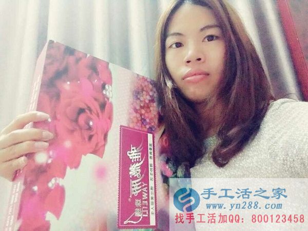 廣東湛江白領(lǐng)吳女士熱衷手工制作，業(yè)余時(shí)間做手工活珠繡增加收入(圖1)