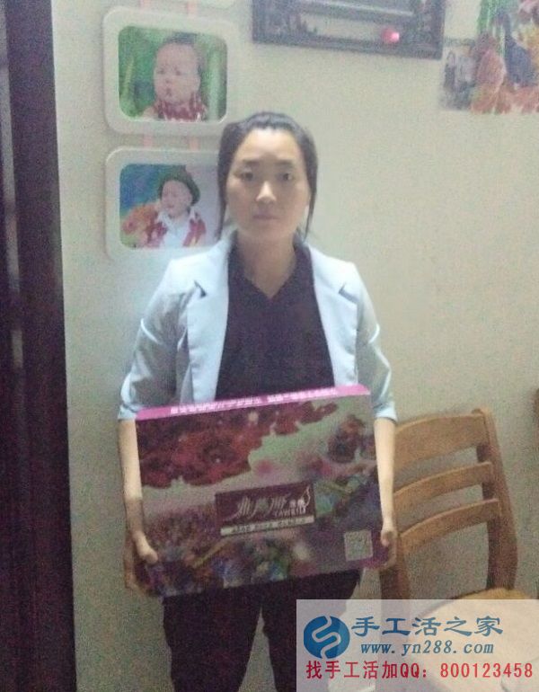 河南平頂山寶媽張女士業(yè)余時(shí)間做手工活串珠繡，賺錢不誤帶孩子！(圖1)