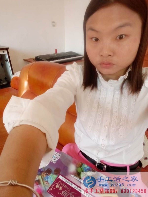 河南商城徐女士做手工活串珠繡，上班族業(yè)余時(shí)間兼職手工活賺外快(圖1)