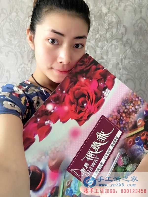 美女做手工活:陜西寶雞王女士業(yè)余時(shí)間做手工活串珠繡字畫增加收入 陜西寶雞王女士業(yè)余時(shí)間做手工活串珠繡字畫增加收入(圖1)