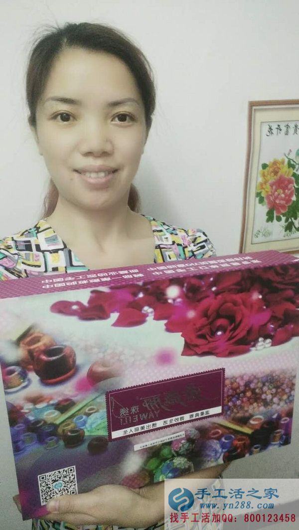 福建廈門肖女士熱衷于手工制作，業(yè)余時(shí)間做手工活串珠繡賺錢(圖1)