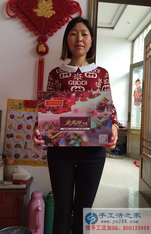 江蘇泰州婦女在家?guī)Ш⒆又嘧鍪止せ畲槔C，輕松賺加工費(圖1)