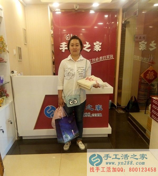 河南新鄉(xiāng)楊女士來手工活之家交貨，合格完成一套生肖圖案串珠繡(圖1)