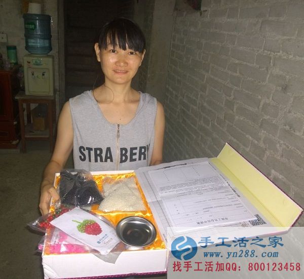 上有老下有小生活壓力大，廣東佛山李女士業(yè)余時間做手工活賺外快(圖1)