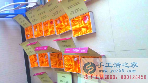 手工活之家外發(fā)加工2016年7月2日包貨記錄 工作人員正在擺放禮盒