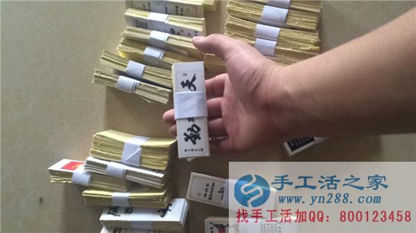 在快遞小哥搬快遞時，工作人員在整理不粘膠