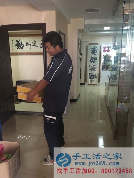 手工活之家外發(fā)加工2016年7月30日發(fā)貨記錄: 快遞小哥正在搬貨,被紙抽盒吸引的走不動啦