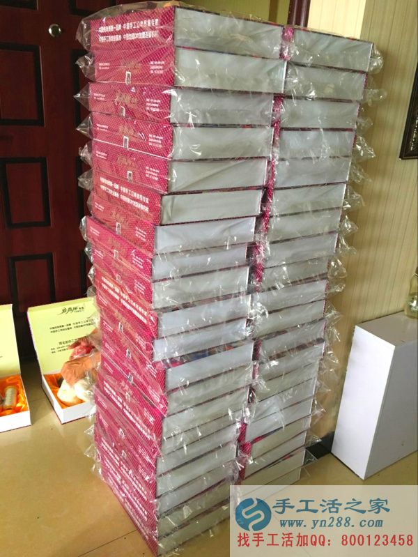 所有材料都放齊后，禮盒進(jìn)行密封中