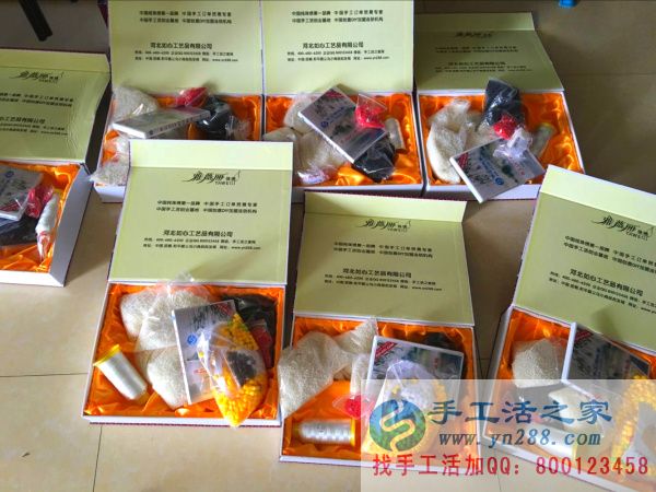 手工活之家網(wǎng)的員工將串珠繡所需要的材料、工具、光盤放入禮盒中