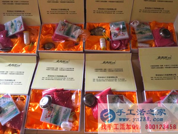 紅色仿珍珠、特制線、光盤(pán)放入禮盒中