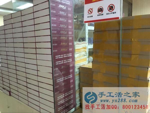 滿目整齊的禮盒，如待檢閱的士兵，震撼你我心靈