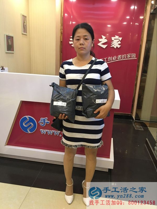 驗(yàn)收合格后，河南客戶(hù)又拿了兩套作品，回家等待加工費(fèi)