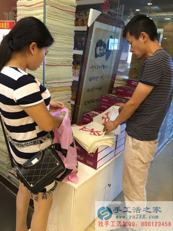 兼職客戶(hù)與專(zhuān)業(yè)老師正在認(rèn)真檢查作品是否合格