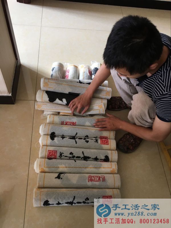 驗(yàn)收部門(mén)將合格的串珠繡作品認(rèn)真排列