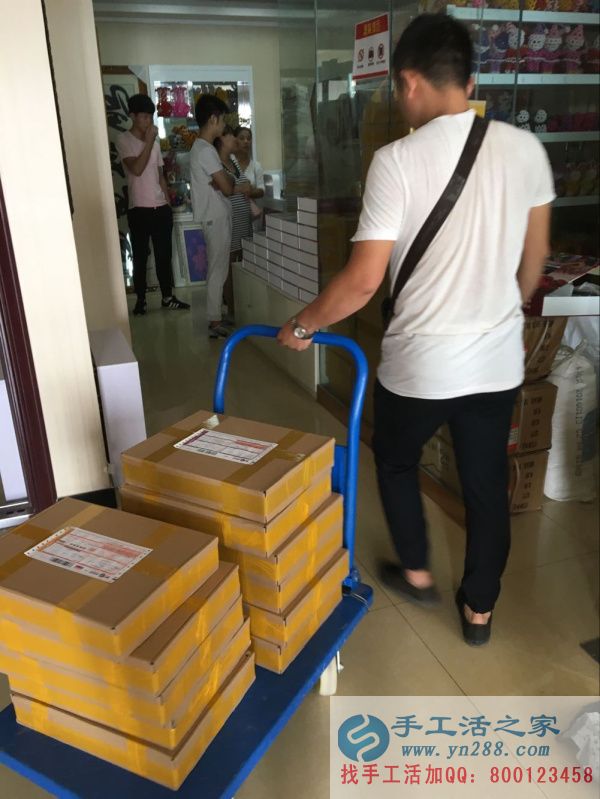 已有N多的人在手工加工致富項(xiàng)目你還在等啥 快來(lái)賺錢(qián)! 快遞小哥來(lái)那外發(fā)項(xiàng)目的貨物