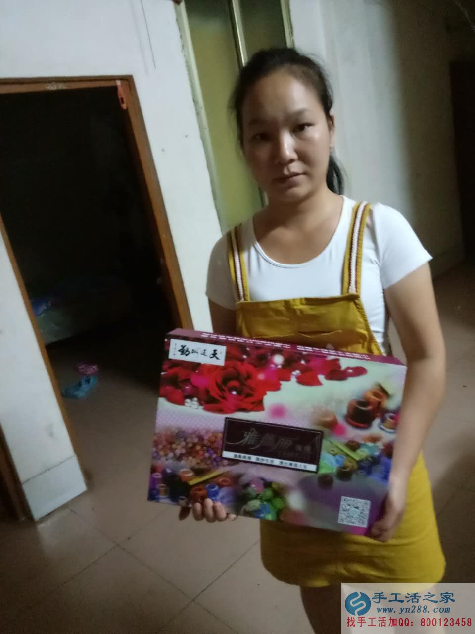 廣西百色哪里有手工活外發(fā)加工的，黃女士在家做手工活串珠加工補貼家用