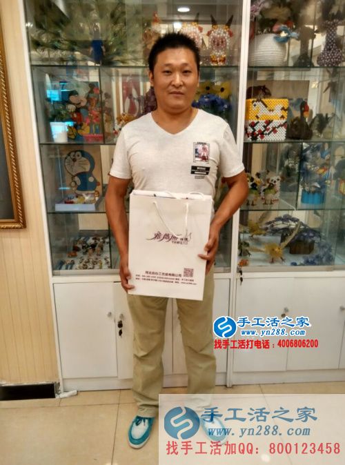河南濟源退伍軍人王先生來手工活之家尋找合作項目，看好串珠繡產(chǎn)品加工