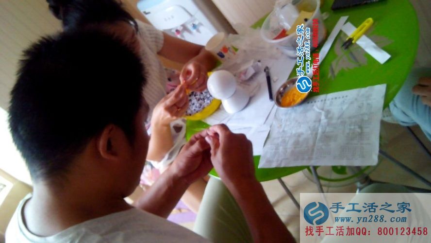 河南濟源退伍軍人王先生來手工活之家尋找合作項目，看好串珠繡產(chǎn)品加工