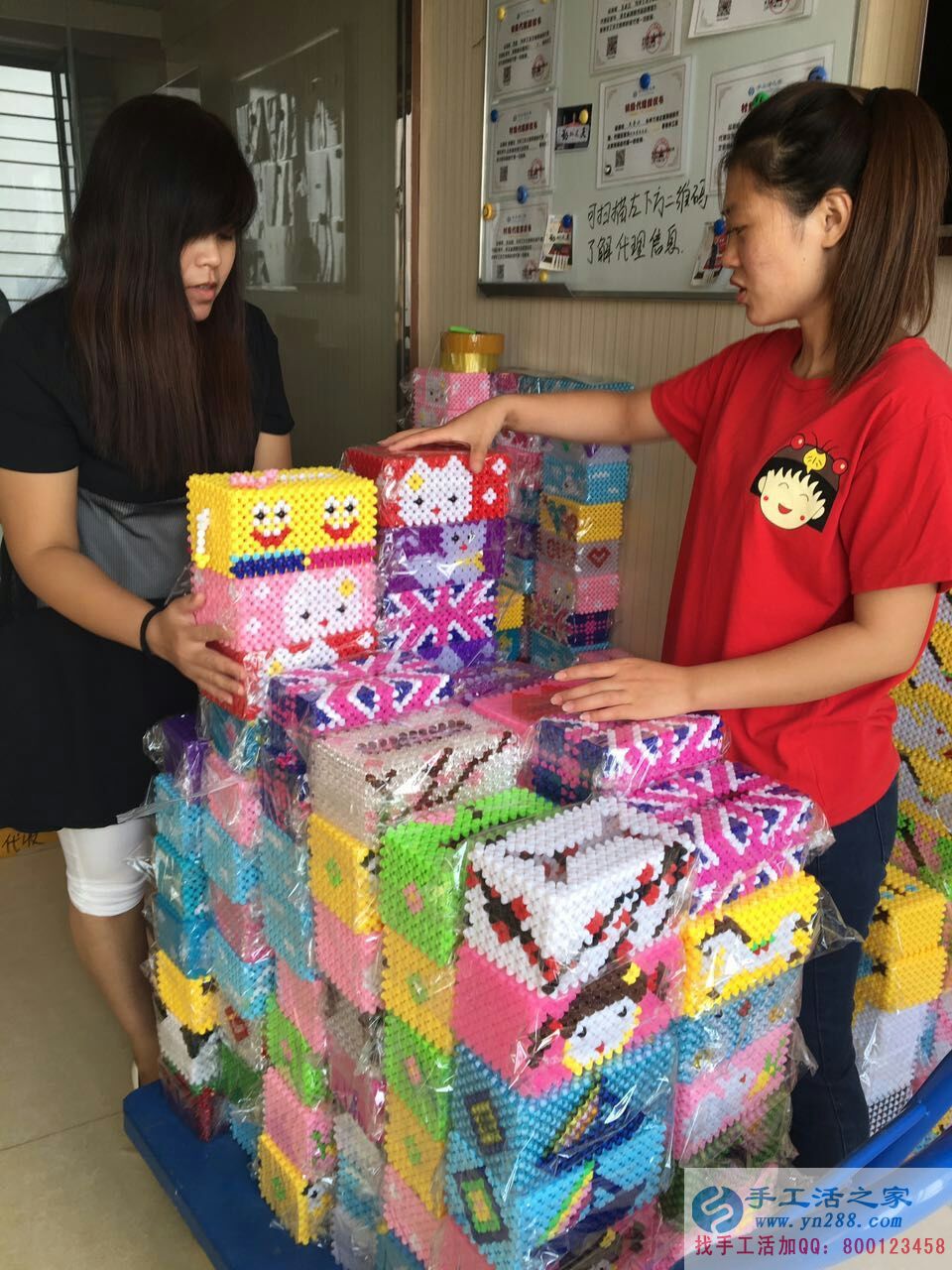 廣東東莞黎女士在家做手工活串珠繡走上致富路——工作人員正在整理成品串珠紙巾盒 廣東東莞黎女士在家做手工活串珠繡走上致富路——工作人員正在整理成品串珠紙巾盒
