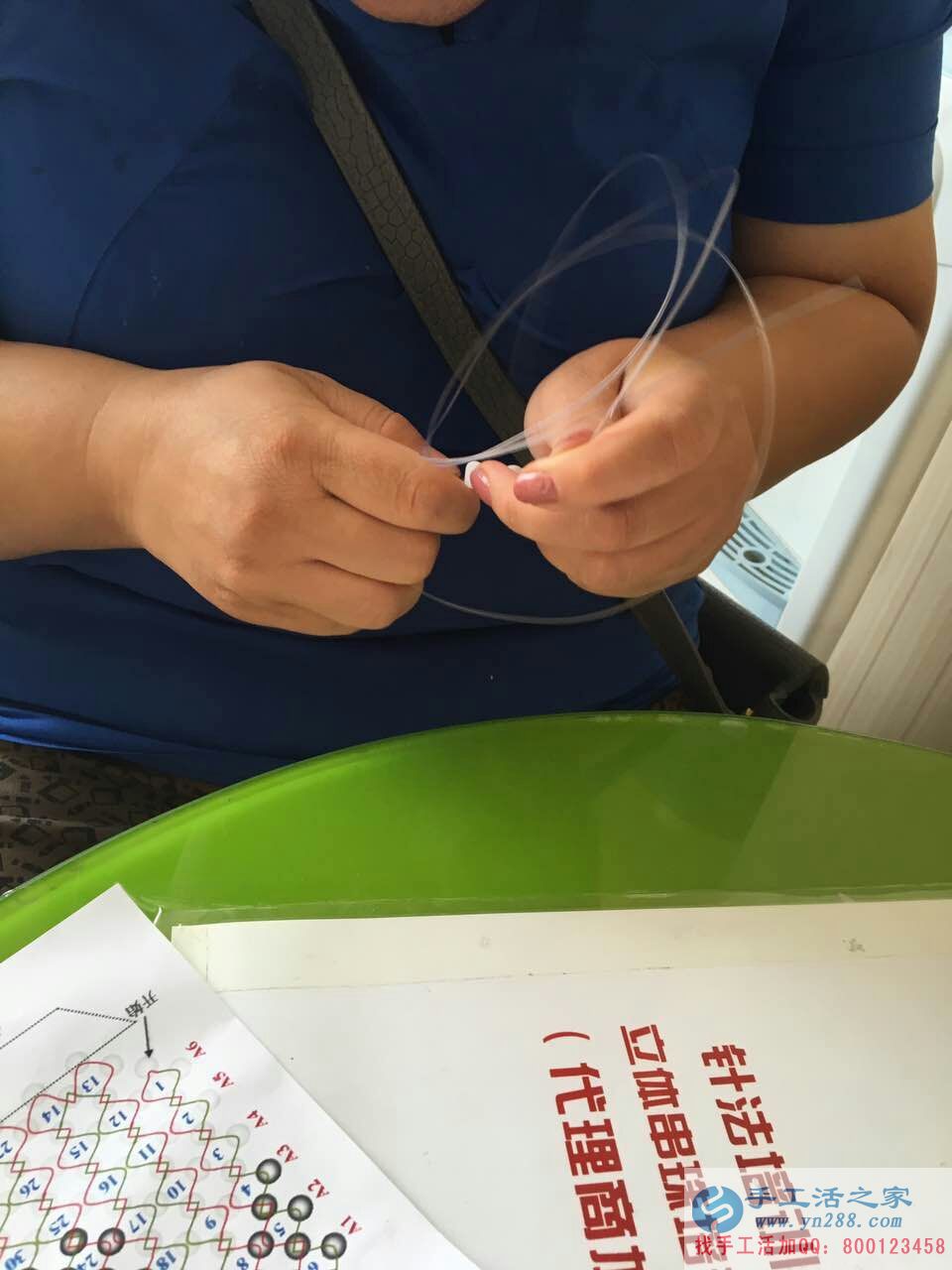 在家兼職工作有哪些？河南濟(jì)源農(nóng)村閆大姐帶孩子做串珠繡