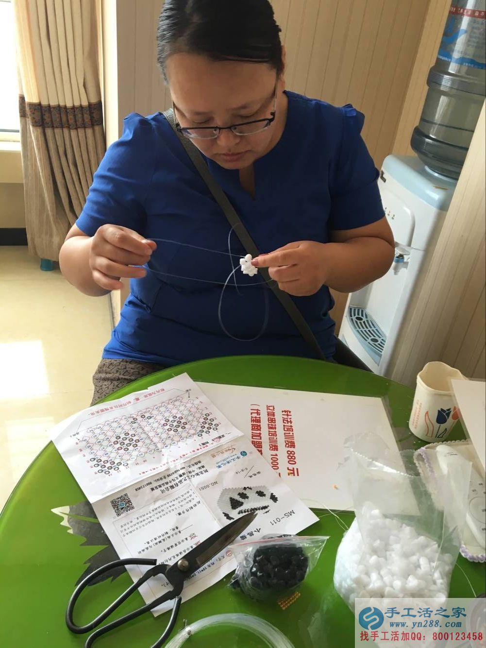 在家兼職工作有哪些？河南濟(jì)源農(nóng)村閆大姐帶孩子做串珠繡
