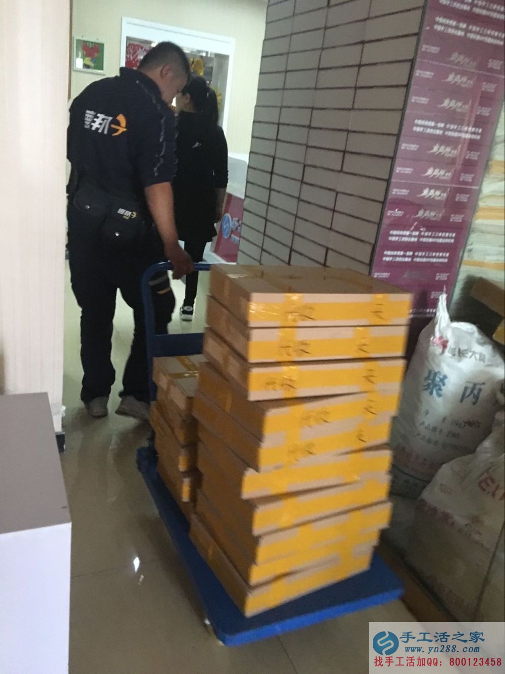 在家能做的兼職，邢臺理發(fā)店老板前來手工活之家做串珠加工外發(fā)