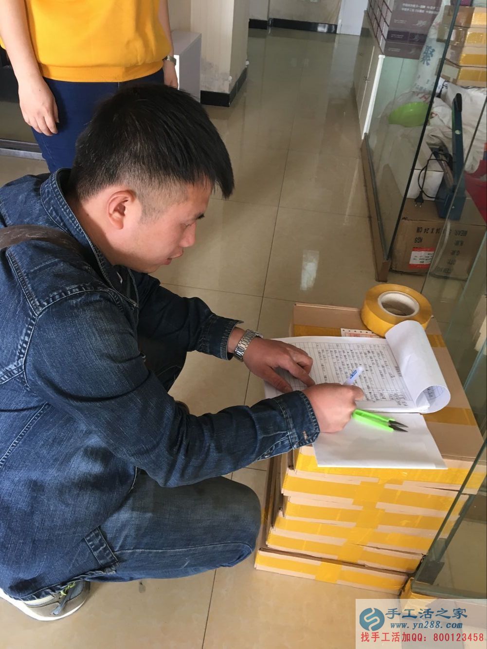在家能做的兼職，邢臺理發(fā)店老板前來手工活之家做串珠加工外發(fā)