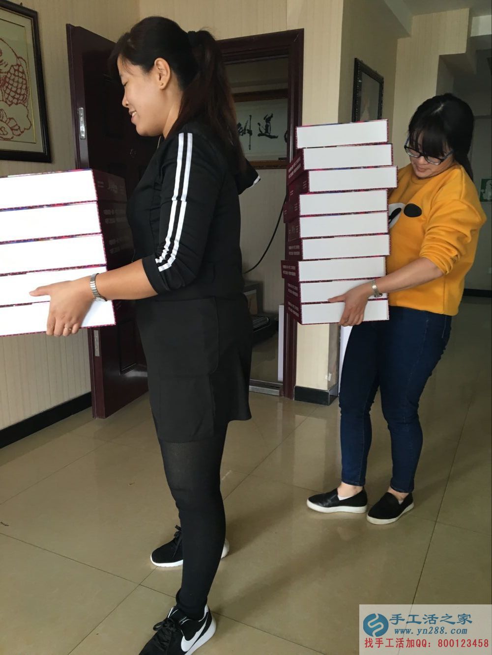 在家能做的兼職，邢臺理發(fā)店老板前來手工活之家做串珠加工外發(fā)——手工活之家員工正在準備外發(fā)的材料