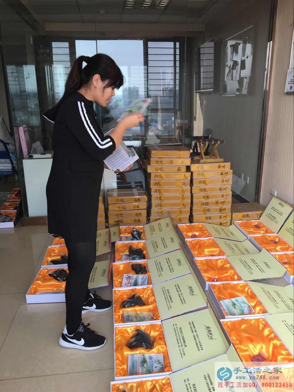 在家能做的兼職，邢臺理發(fā)店老板前來手工活之家做串珠加工外發(fā)