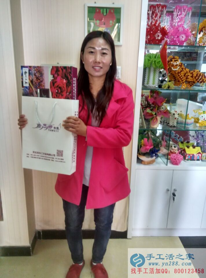 河南濮陽張女士在家?guī)Ш⒆又嘞胝尹c手工活做掙個零花錢 河南濮陽張女士在家?guī)Ш⒆又嘞胝尹c手工活做掙個零花錢