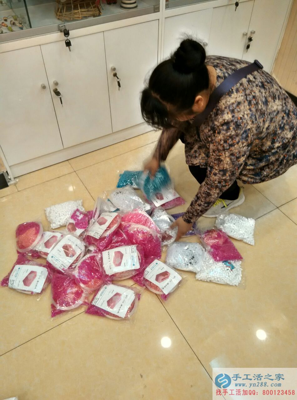 邯鄲本地紙抽盒會(huì)員在公司認(rèn)真學(xué)習(xí)紙抽盒制作 邯鄲本地紙抽盒會(huì)員在公司認(rèn)真學(xué)習(xí)紙抽盒制作