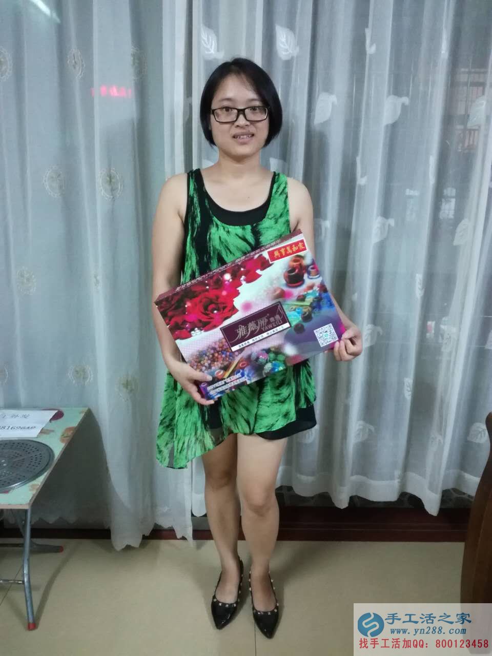 廣東清遠(yuǎn)市小學(xué)教師陸女士業(yè)余兼職手工活串珠繡增收入 廣東清遠(yuǎn)市小學(xué)教師陸女士業(yè)余兼職手工活串珠繡增收入