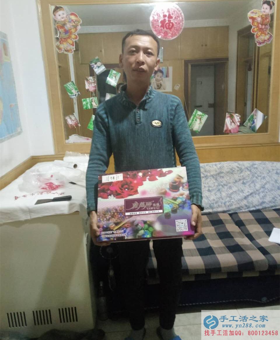 上班族業(yè)余賺錢好項目:黑龍江鄭先生做手工活加工賺外快 上班族業(yè)余賺錢好項目:黑龍江鄭先生做手工活加工賺外快