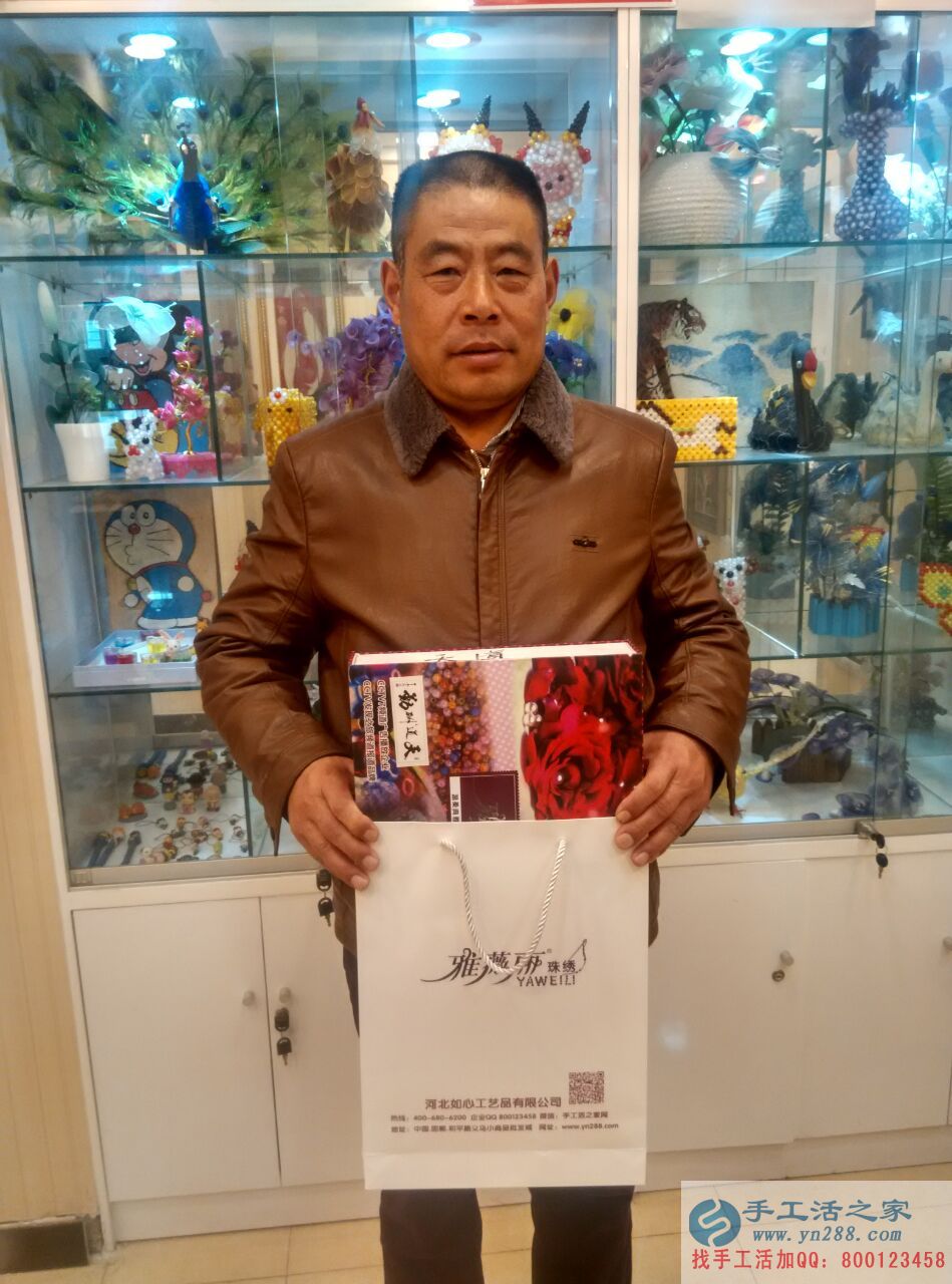 河南農(nóng)民王大叔想掙錢(qián)來(lái)到手工活之家給老伴找手工活做 河南農(nóng)民王大叔想掙錢(qián)來(lái)到手工活之家給老伴找手工活做