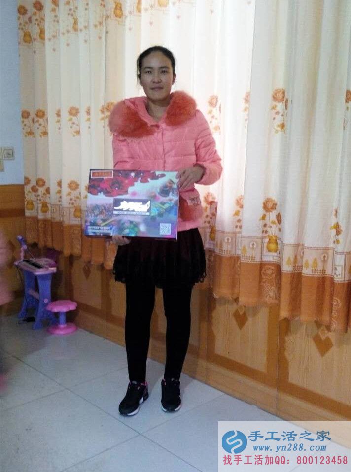 河南新鄉(xiāng)穆女士做手工活串珠繡農(nóng)村婦女在家賺錢(qián)的方法 河南新鄉(xiāng)穆女士做手工活串珠繡農(nóng)村婦女在家賺錢(qián)的方法