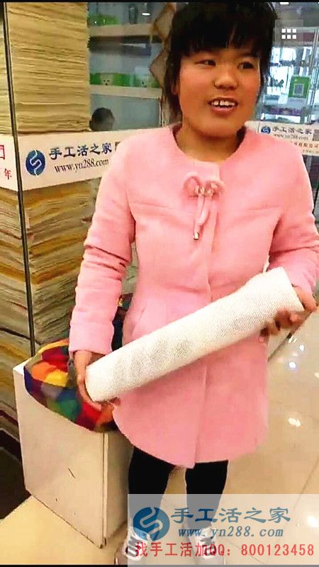 武安老客戶袁亞云冒雨來交貨，手工活之家成就一個(gè)平凡女人的不凡人生
