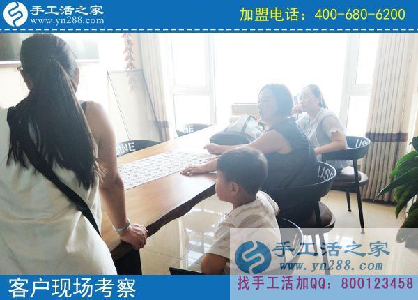 文女士和家人在公司現(xiàn)場考察 文女士和家人在公司現(xiàn)場考察