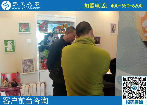 范先生和朋友在公司前臺(tái)咨詢 范先生和朋友在公司前臺(tái)咨詢