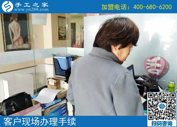 只能做足不出戶掙錢的免押金手工活，浙江湖州家庭婦女陸女士“無奈”得幸福