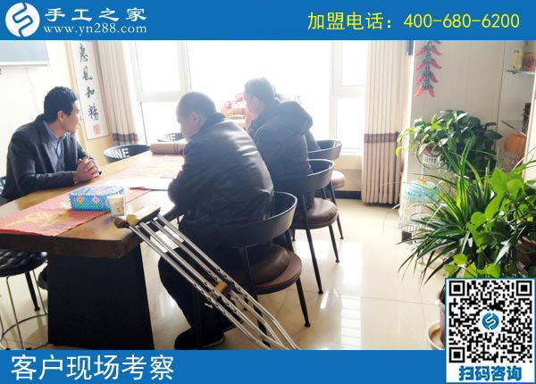 湖南一50歲殘疾老人拄著雙拐，2000多里路程來到手工之家為哪般？(圖2)