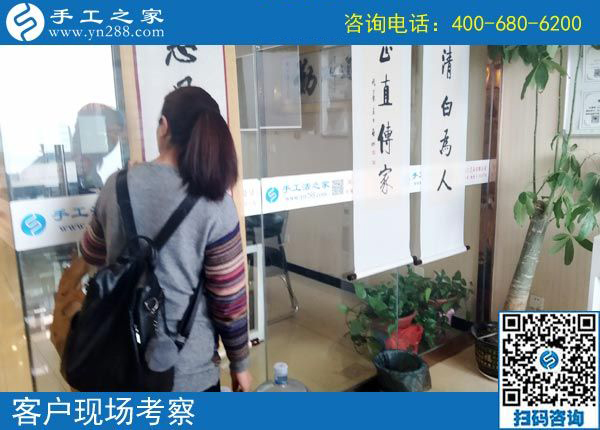 美女的愛(ài)好與同齡人不一樣，江蘇泰興黃女士做珠繡免押金手工活掙錢(qián)