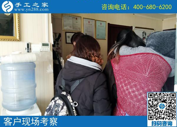 “想掙錢，就得長期有活，隔三差五才有活兒的不掙錢！”廣西百色黃女士找到珠繡免押金手工活后這樣說