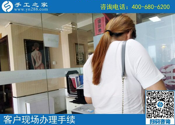 在家做手工活掙錢有多難，廣東湛江彭女士靠一個可以帶回家做的手工活成了快樂寶媽