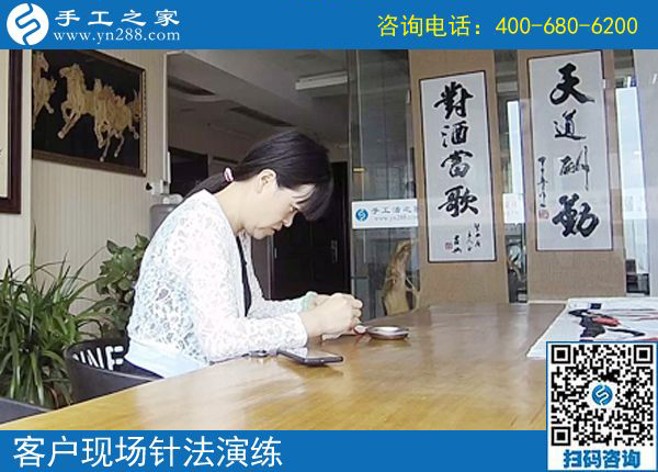 做這個(gè)正規(guī)供料的手工活掙錢了，江蘇連云港周女士的婆婆主動(dòng)幫著帶娃