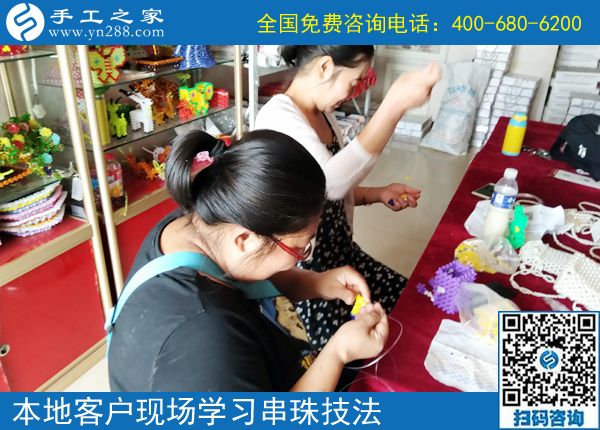暑假要多掙錢，河北邯鄲曹女士做珠繡正規(guī)供料的手工活的時(shí)間多了