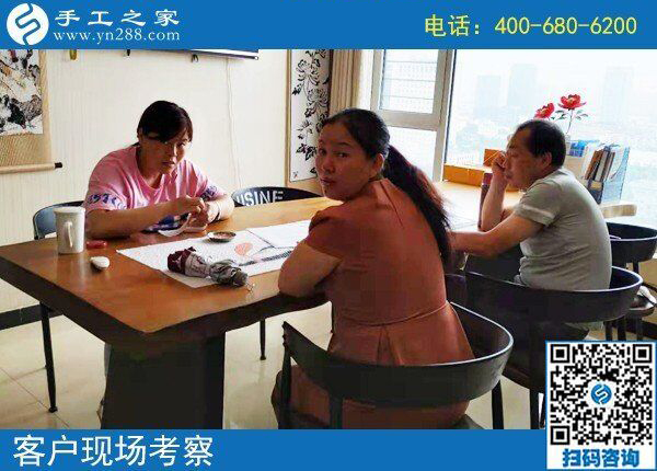 組織人做手工活促進鄰里和睦，一起說說笑笑串珠繡(圖1)